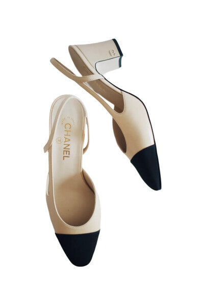 Image 3 of Chanel Beige shoes with a strap on the heel and a contrasting toe